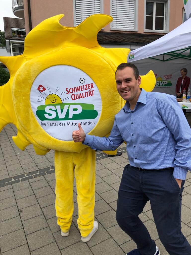 Marco Frauenknecht, Politiker der SVP Kriens, Kanton Luzern, mit SVP-Sonne